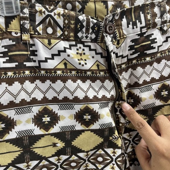 Beyond The Limit Shorts Mens Size 34 Aztec Print Multicolor - Picture 8 of 13